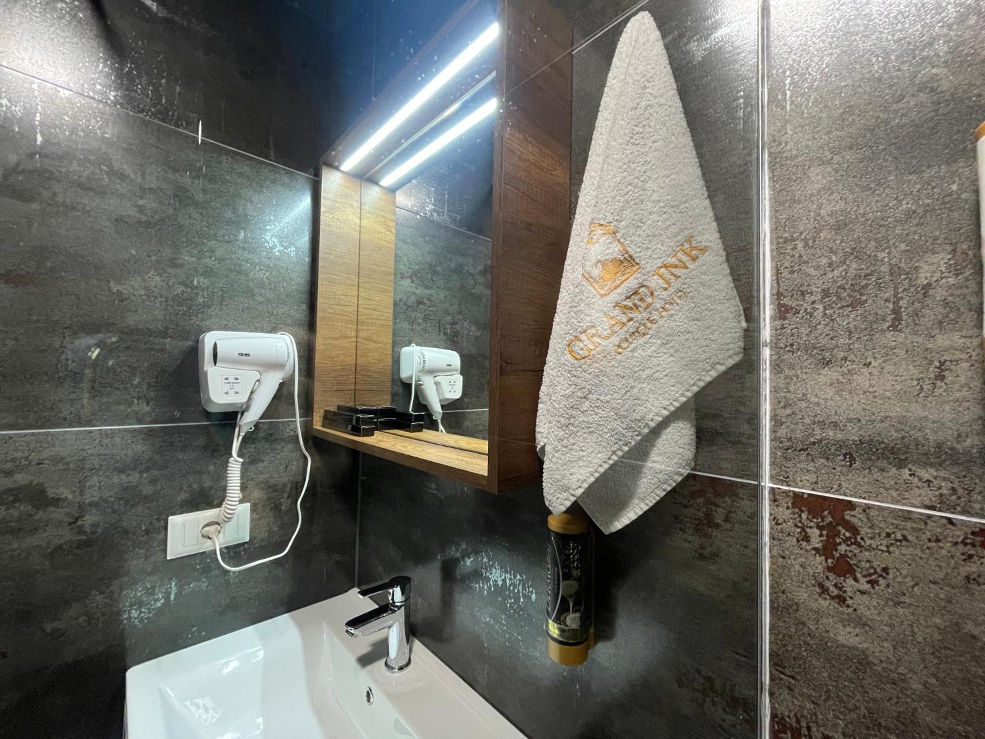 Grand Jnk Boutique Hotel Kukes エクステリア 写真